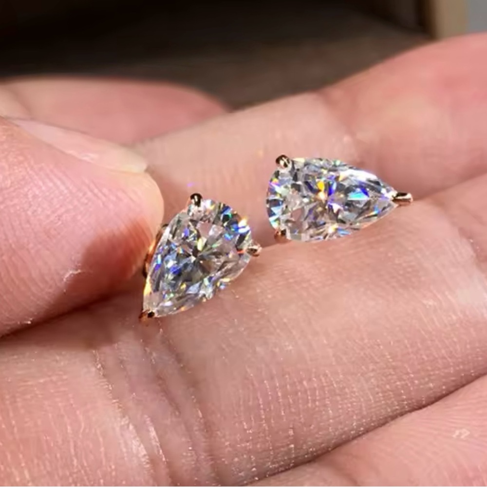 18k 0.75ct  Pear Cut Studs - Picture 4 of 13